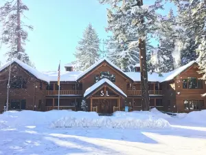The Suttle Lodge & Boathouse