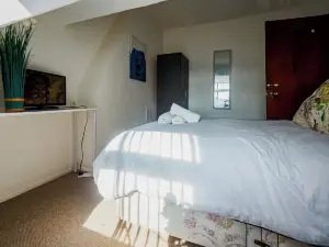 Wood Hus Lodge Very Lovely Specious Room 5