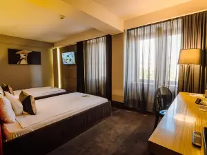 Plaza V Hotel