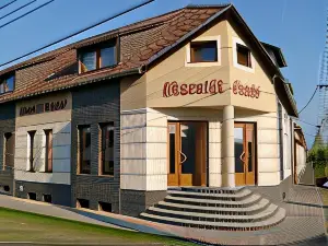 Abszolut Hotel es Panzio