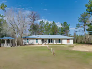 9 Mi to Water Park: Silver Creek Gem w/ Fireplace!