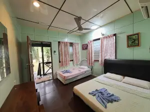 Sukau Backpackers Bed & Breakfast