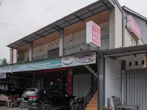 RedDoorz Syariah Near Minangkabau International Airport