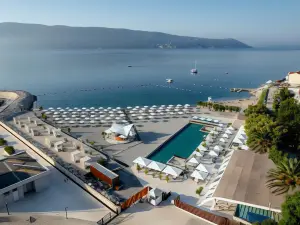 Lazure Hotel & Marina