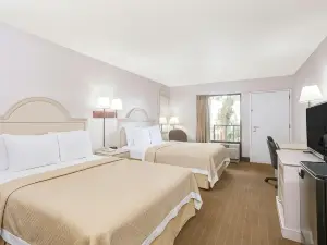 Days Inn & Suites by Wyndham Navarre - Near Beaches/Hurlburt