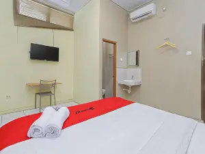RedDoorz Near BG Junction Surabaya