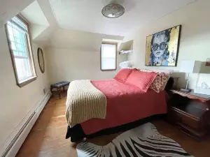CHEERFUL 3 BEDROOM HOME IN THE WOODS OF BRADFORD