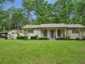 Shady Mid-Lake Waterfront House In Secluded Cove
