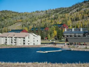 Ski in Ski Out Access and Clubhouse Amenities - Charming Mountain Retreat