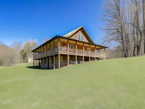 Tranquil Mountain Getaway in Troutdale: Game Room!