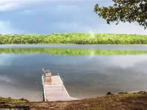 Cozy cabin with 200’ of waterfront on Whites Pond