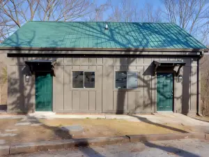 Gentry Gem with Deck, 1 Mi to Siloam Springs Lake!