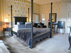 The Hotel Commodore