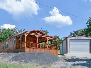 Chicken Creek Cabin, 1 mile from Chicken Creek Boat Ramp.