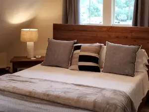 Coveted Public House suite, food trucks & craft beer on site, walk to UNH & town