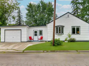 Downtown Baudette Vacation Rental Walk to Dining!