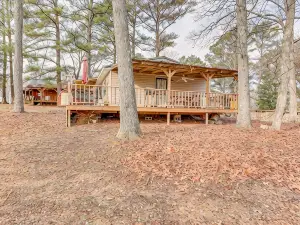 Brodies Landing Cottage ~ Half Mi to Lick Creek!