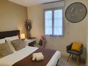 La Marina-Hostel-Center-Parking-StationtoParis