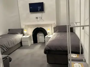 5-Bed Apartment in Altrincham Near Airport