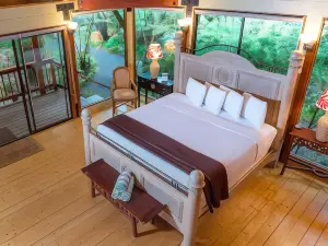 Volcano Village Lodge