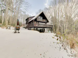 Pet-Friendly Home w/ Deck: 4 Mi to Jay Peak Resort