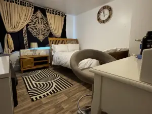 OYO Unique Guestroom - Farnworth, Easy Access to Bolton