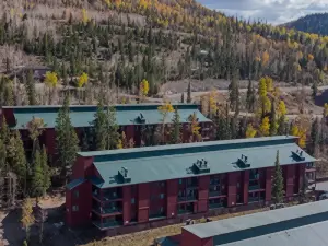 Ski-in Access and Cozy Retreat - Charming Mountain Haven