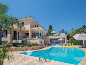Exceptional Large Villa, Free Heated Pool 1 Nov - 15 Jan, Privacy,Prime Location