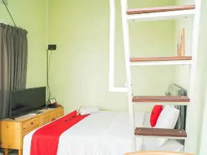 RedDoorz Syariah Near Suncity Mall Sidoarjo