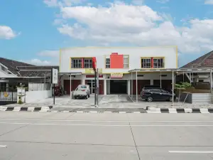 OYO 93695 Guest House Riharti Syariah