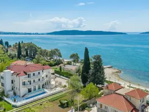 Hotel Riva Kaštela with Swimming Pool