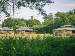 ยูแอนด์มี แกลมปิ้ง