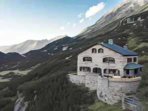Madrisa Lodge