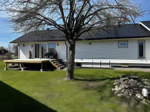 Captivating 3-Bed Villa in Halanda with Lake View