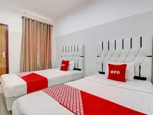 OYO 93011 Hotel Griya Lestari Pati 2