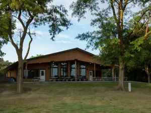 Lewis & Clark Resort