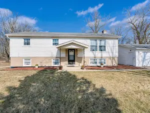 Markham Retreat Near Parks ~ 24 Mi to Chicago!