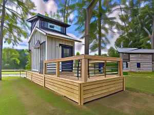 3 Mi to Mississippi State Tiny Home with Deck!