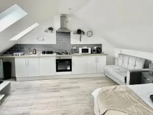 Exec 1-Bedroom Studio Apartment Briton Ferry, Neath Port Talbot 5