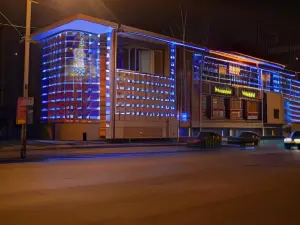 Голден Хаус (Golden House)