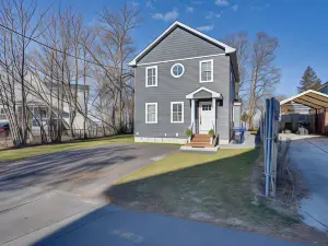 Renovated Family Home on Providence River!