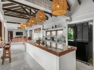 Bali-Inspired Villa with Private Pool – Sleeps 10
