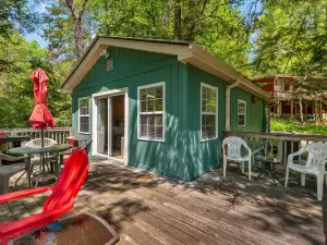 Stylish Cottage with Mountain and River Views - Cozy Escape