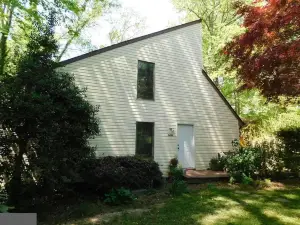 5 bedroom, 8 bed, 3 story house a block from beach