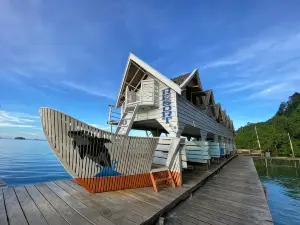 Fullo’s Seafront and Spring Resort