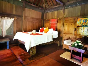 Ethnic Room at Omah Limasan by Omah Bungah