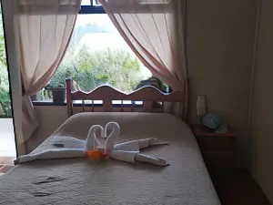 Cabinas las Manzanas Bed y Breakfast