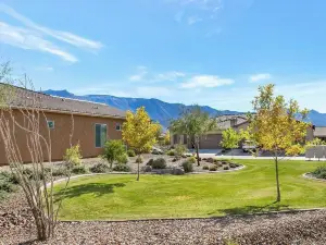 Luxury Villa - Furnished with Mountain Views! Access to Pools, Restaurants, Gyms