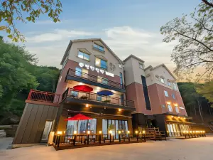 Gongju Donghaksa E-Pyeonhan Pension