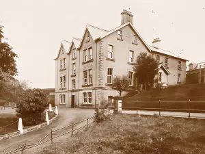 Armstrong Manor